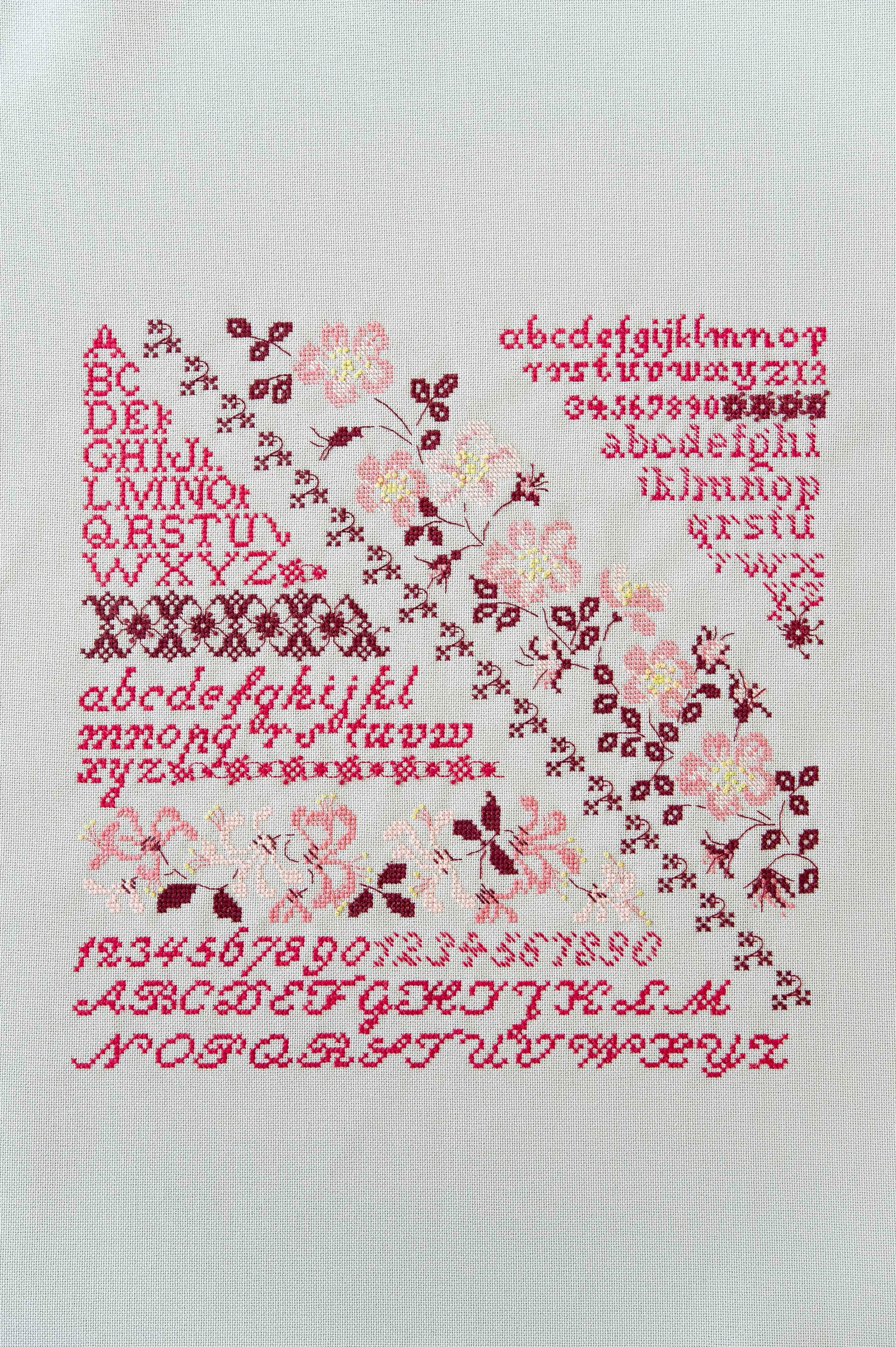 Découvrez Point de Croix Collector n°10 : Marquoirs & Alphabets, un livret de 4 grilles intemporelles signé César Editions. Alphabets anciens, frises et motifs floraux au point de croix.