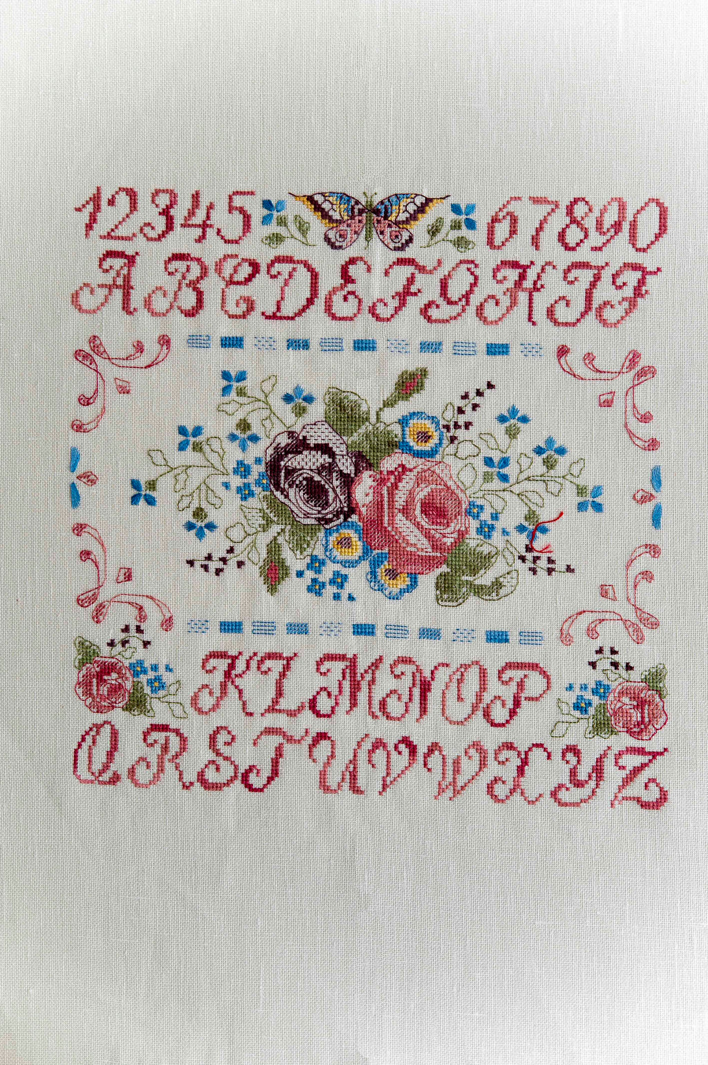 Découvrez Point de Croix Collector n°10 : Marquoirs & Alphabets, un livret de 4 grilles intemporelles signé César Editions. Alphabets anciens, frises et motifs floraux au point de croix.