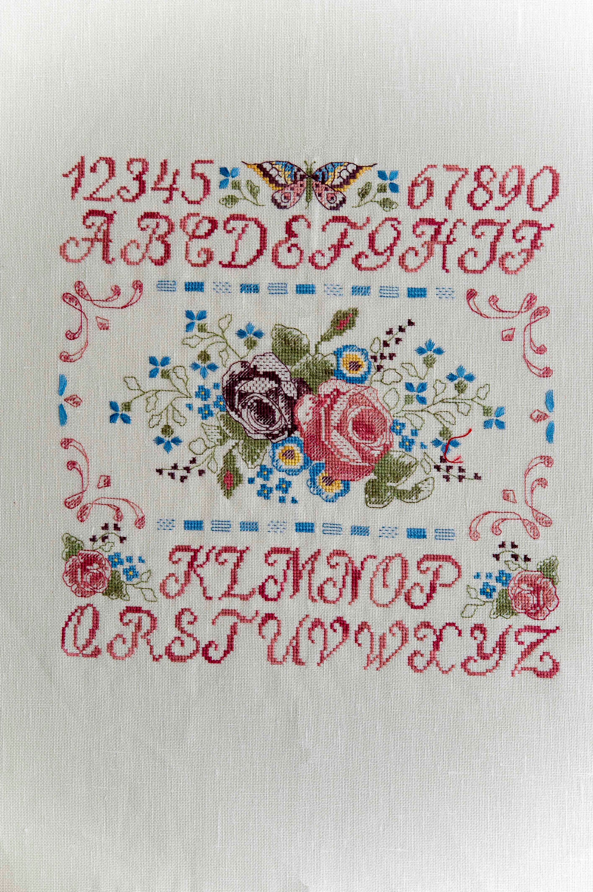 Découvrez Point de Croix Collector n°10 : Marquoirs & Alphabets, un livret de 4 grilles intemporelles signé César Editions. Alphabets anciens, frises et motifs floraux au point de croix.