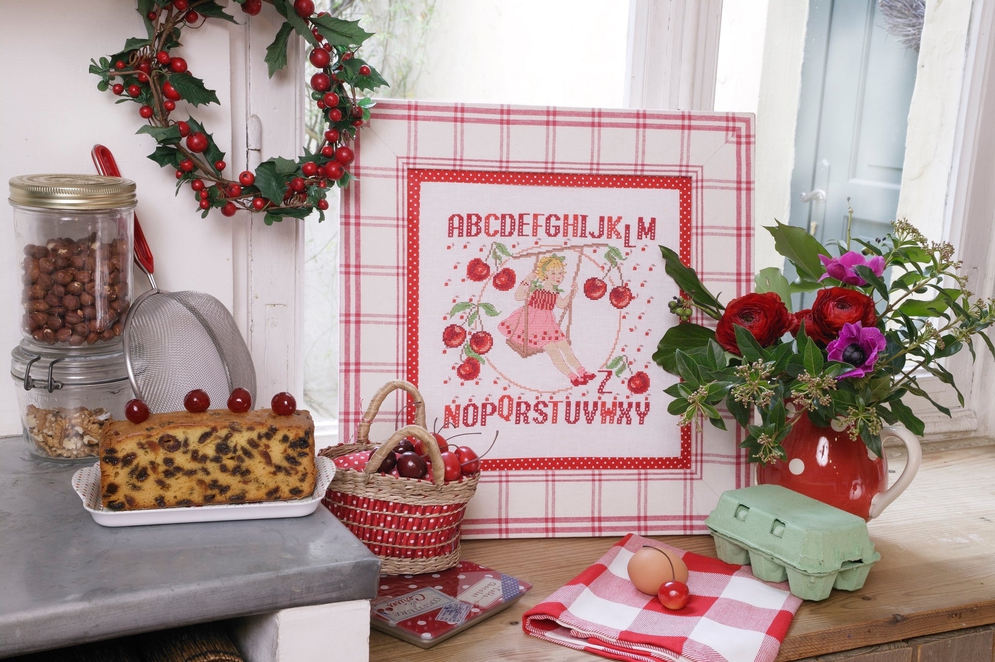 Magazine de broderie N°65 : grilles de point de croix sur le thème de l’été et de la Provence – plage, lavande, marquoir et accessoires estivaux. Juill/Août 2017.