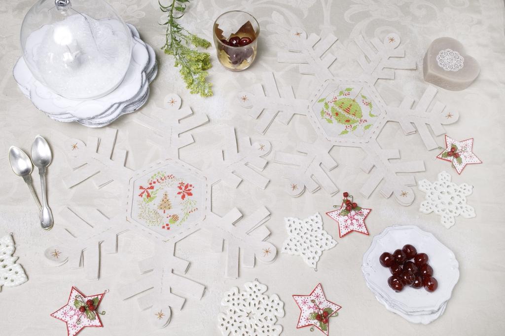 Magazine de broderie N°67 : grilles de point de croix sur le thème de Noël – cadeaux faits main, décorations et créations de fêtes. Nov/Déc 2017.