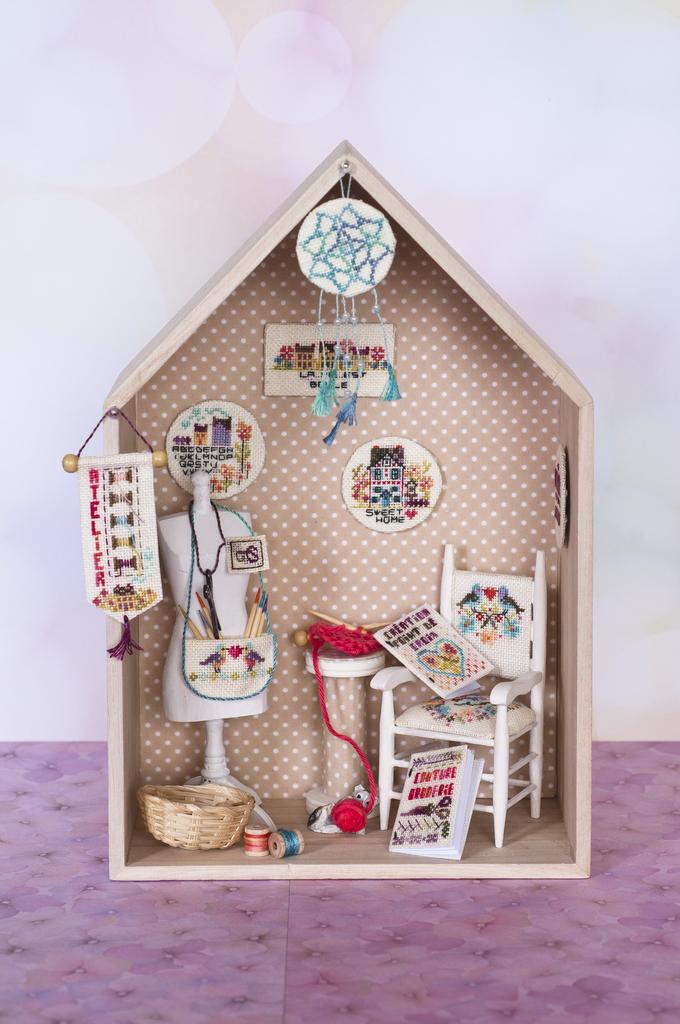 Magazine de broderie N°70 : grilles de point de croix sur le thème de la mercerie, Paris et motifs gourmands. Mai/Juin 2018.
