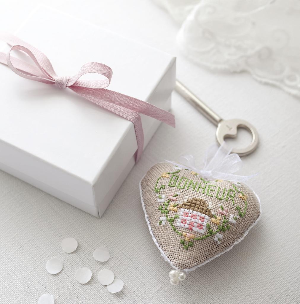 Magazine de broderie N°71 : grilles de point de croix sur le thème de l’été et de la mer – nappes, serviettes, abécédaire et accessoires estivaux. Juill/Août 2018.
