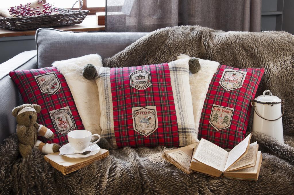 Magazine de broderie N°74 : grilles de point de croix sur le thème de l’hiver – nature enneigée, intérieurs cocon, torchons et motifs floraux. Jan/Fév 2019.