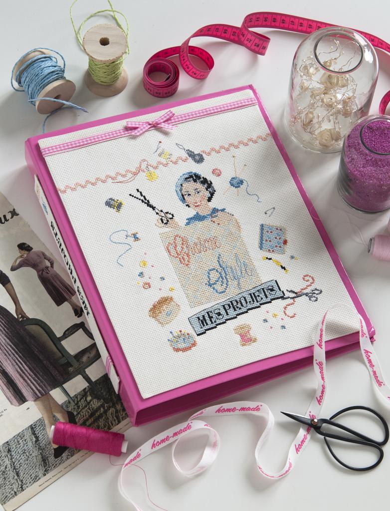 Magazine de broderie N°77 : grilles de point de croix sur le thème de l’été et de la mer, avec des projets pratiques et estivaux. Juillet/Août 2019.