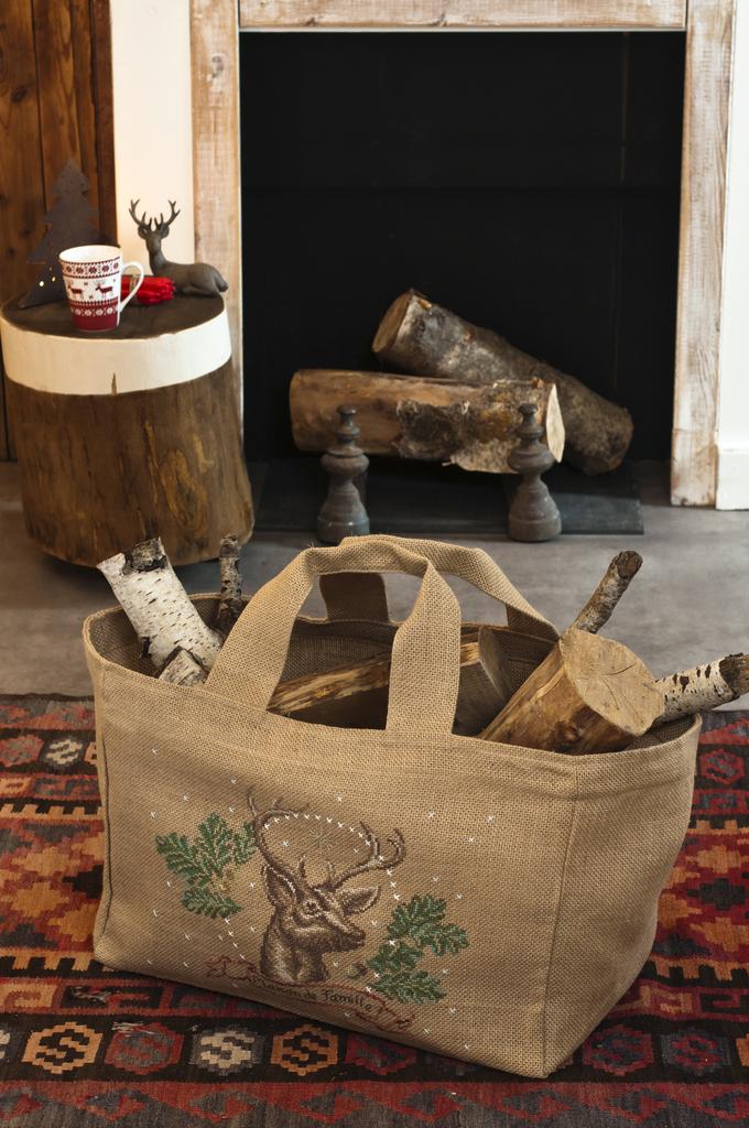 Magazine de broderie N°79 : grilles de point de croix sur le thème de Noël – animaux, décorations, chaussettes et accessoires de fêtes. Nov/Déc 2019.