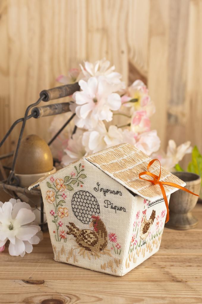 Magazine de broderie N°81 : grilles de point de croix sur le thème de Pâques et du printemps – poules, lapins, œufs et décorations de table. Mars/Avril 2020.