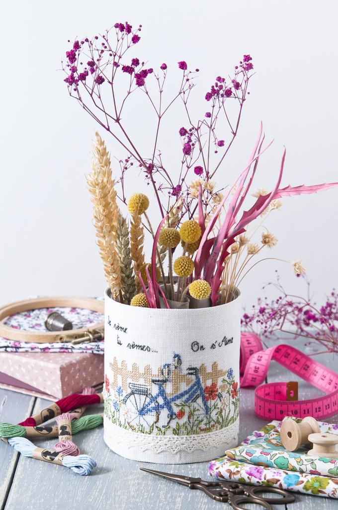 Magazine de broderie N°82 : grilles de point de croix sur le thème du printemps – bonheur, potager, oiseaux, fleurs et motifs de saison. Mai/Juin 2020.