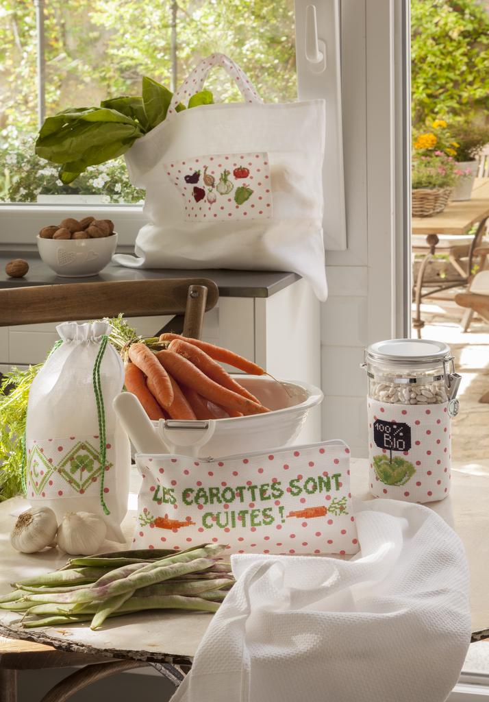 Magazine de broderie N°83 : 23 grilles de point de croix sur le thème de l’été – cabas, pochettes, drap de bain et motifs marins. Juillet/Août 2020.
