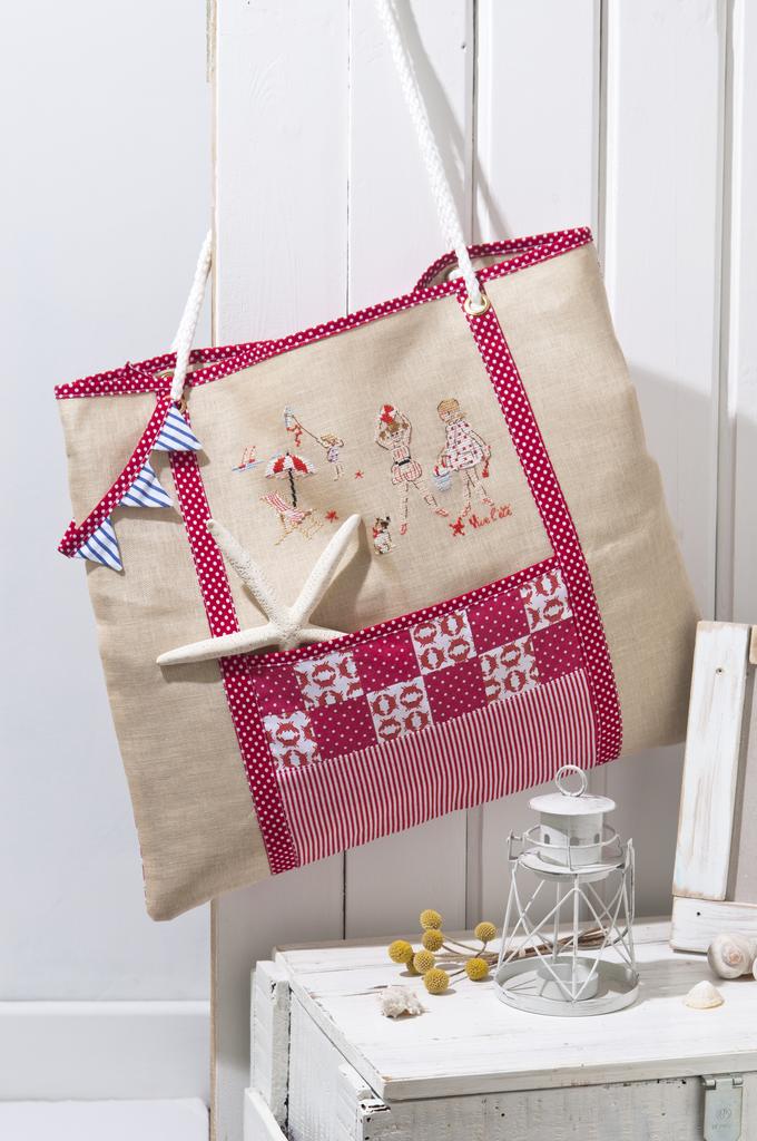 Magazine de broderie N°83 : 23 grilles de point de croix sur le thème de l’été – cabas, pochettes, drap de bain et motifs marins. Juillet/Août 2020.