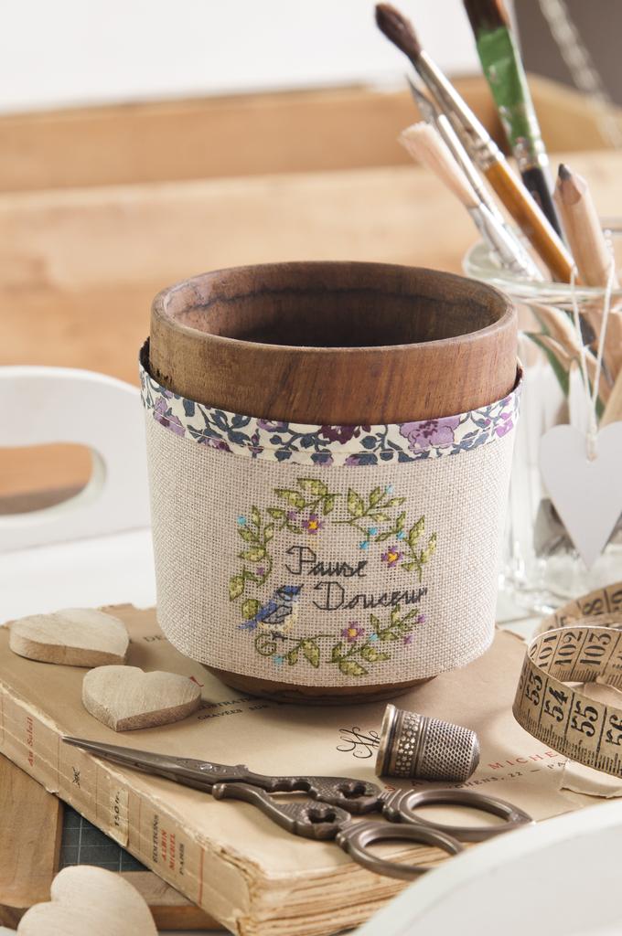 Magazine de broderie N°84 : grilles de point de croix sur le thème de la rentrée – accessoires de bureau, torchons, vaches et abécédaire. Sept/Oct 2020.