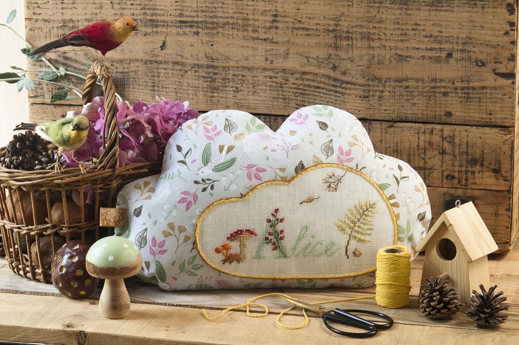 Magazine de broderie N°90 avec des grilles de point de croix sur le thème de la rentrée, l’automne et les accessoires scolaires. Sept/Oct 2021.