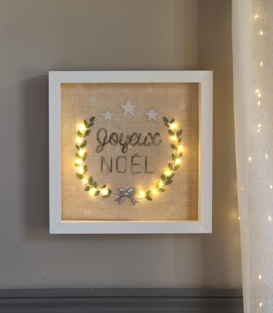 Magazine de broderie N°91 avec plus de vingt grilles de point de croix sur le thème de Noël : décorations, calendrier de l’Avent, nappes et cartes de vœux.