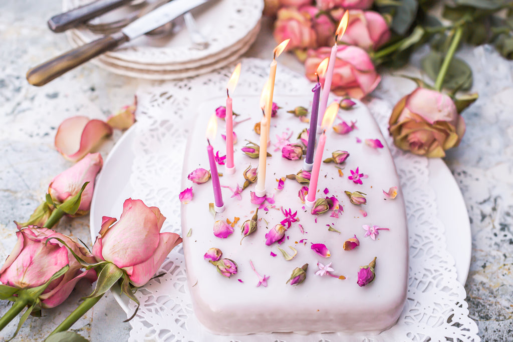 Cake Factory N°01 : 40 recettes de printemps sucrées et salées spécialement conçues pour le mini-four Tefal. Réalisables aussi au four traditionnel. Par la cheffe Magali Ancenay.