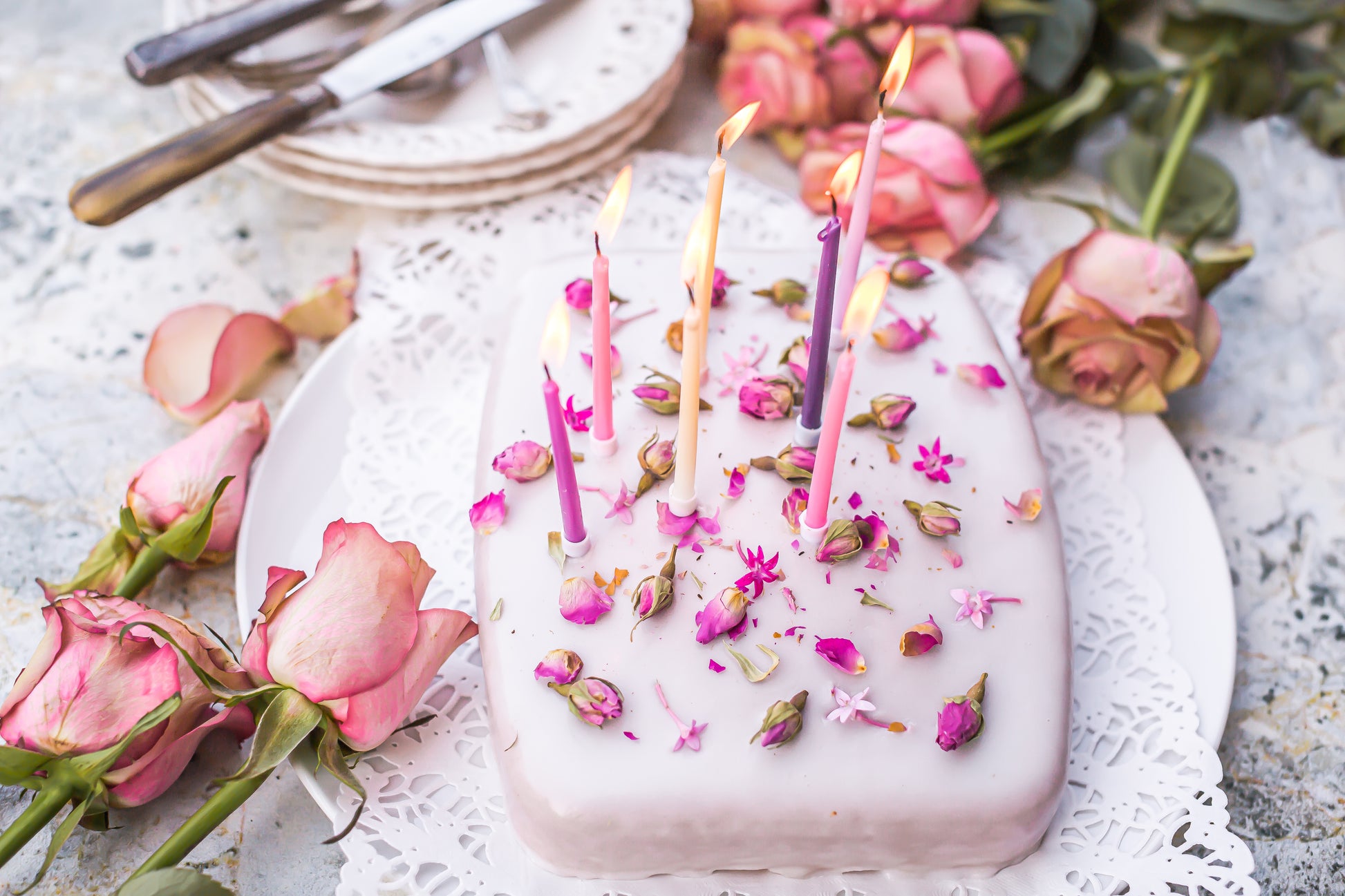 Cake Factory N°01 : 40 recettes de printemps sucrées et salées spécialement conçues pour le mini-four Tefal. Réalisables aussi au four traditionnel. Par la cheffe Magali Ancenay.