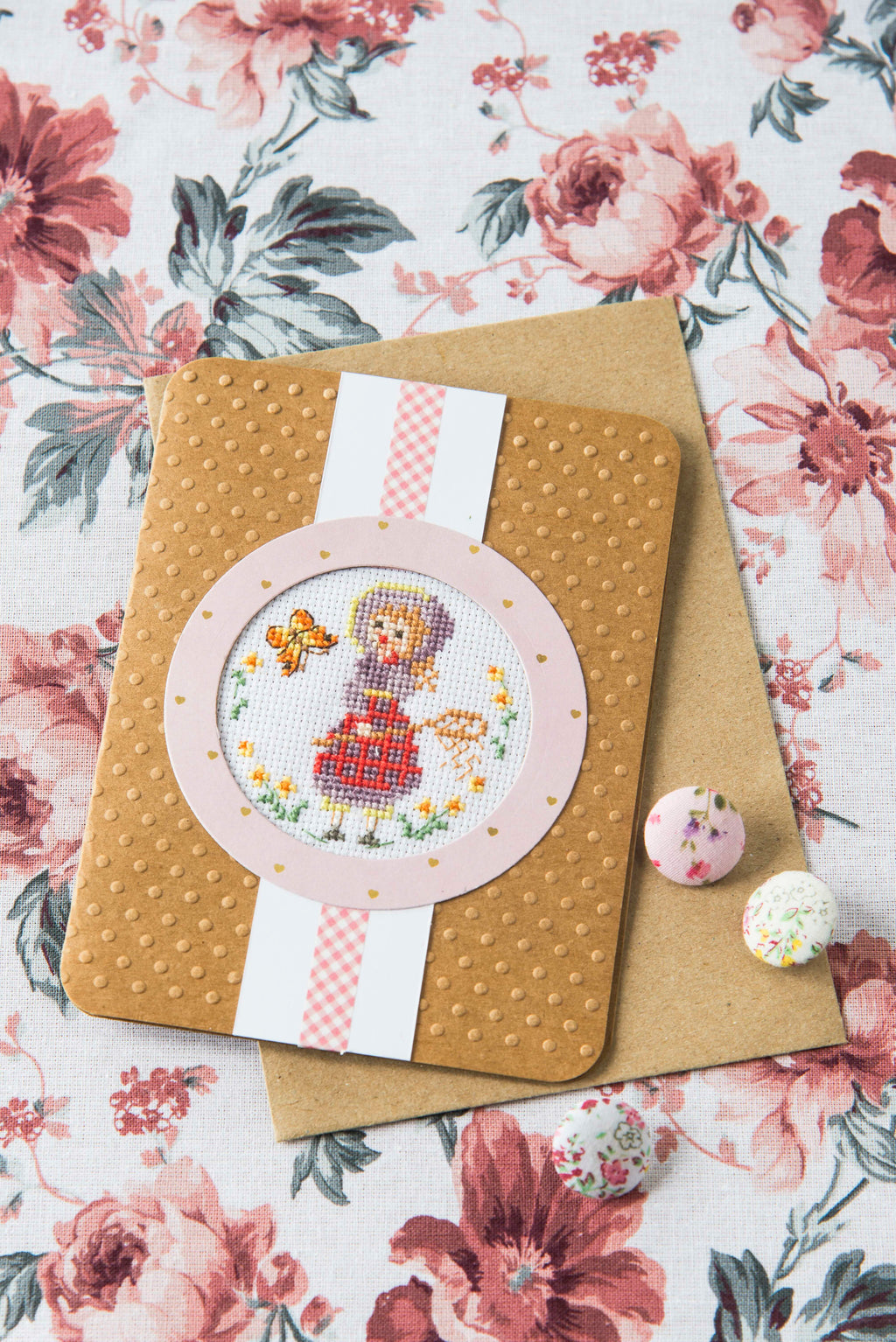 Découvrez Rose, la petite fille au chapeau, un mook de broderie point de croix signé César Editions. Silhouettes délicates, scènes poétiques et grilles intemporelles pour brodeuses.