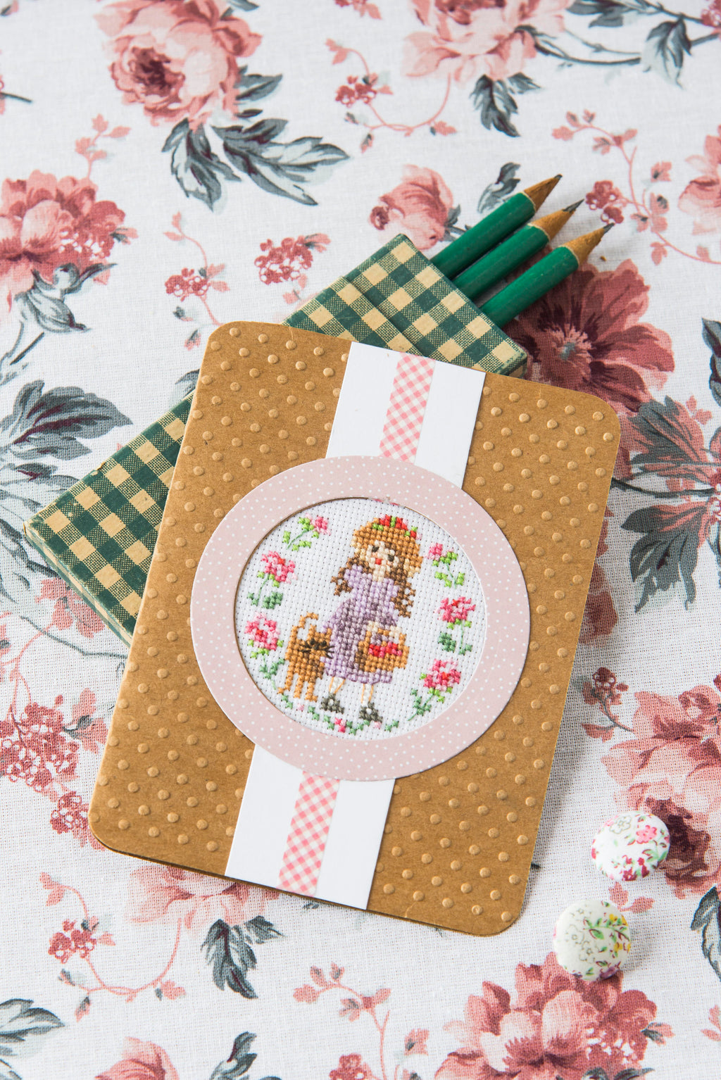 Découvrez Rose, la petite fille au chapeau, un mook de broderie point de croix signé César Editions. Silhouettes délicates, scènes poétiques et grilles intemporelles pour brodeuses.