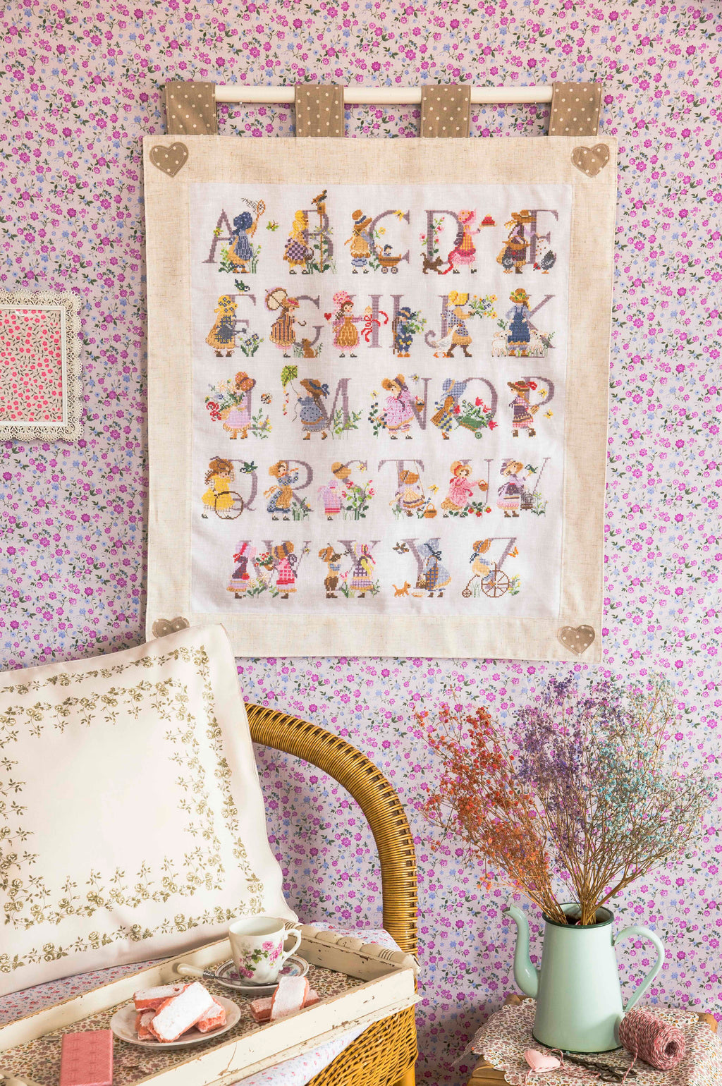 Découvrez Rose, la petite fille au chapeau, un mook de broderie point de croix signé César Editions. Silhouettes délicates, scènes poétiques et grilles intemporelles pour brodeuses.