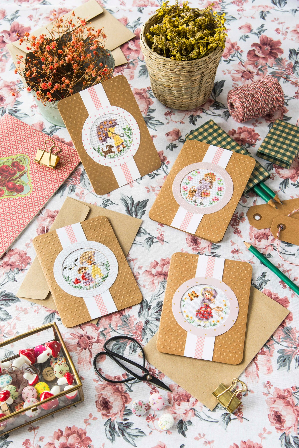 Découvrez Rose, la petite fille au chapeau, un mook de broderie point de croix signé César Editions. Silhouettes délicates, scènes poétiques et grilles intemporelles pour brodeuses.
