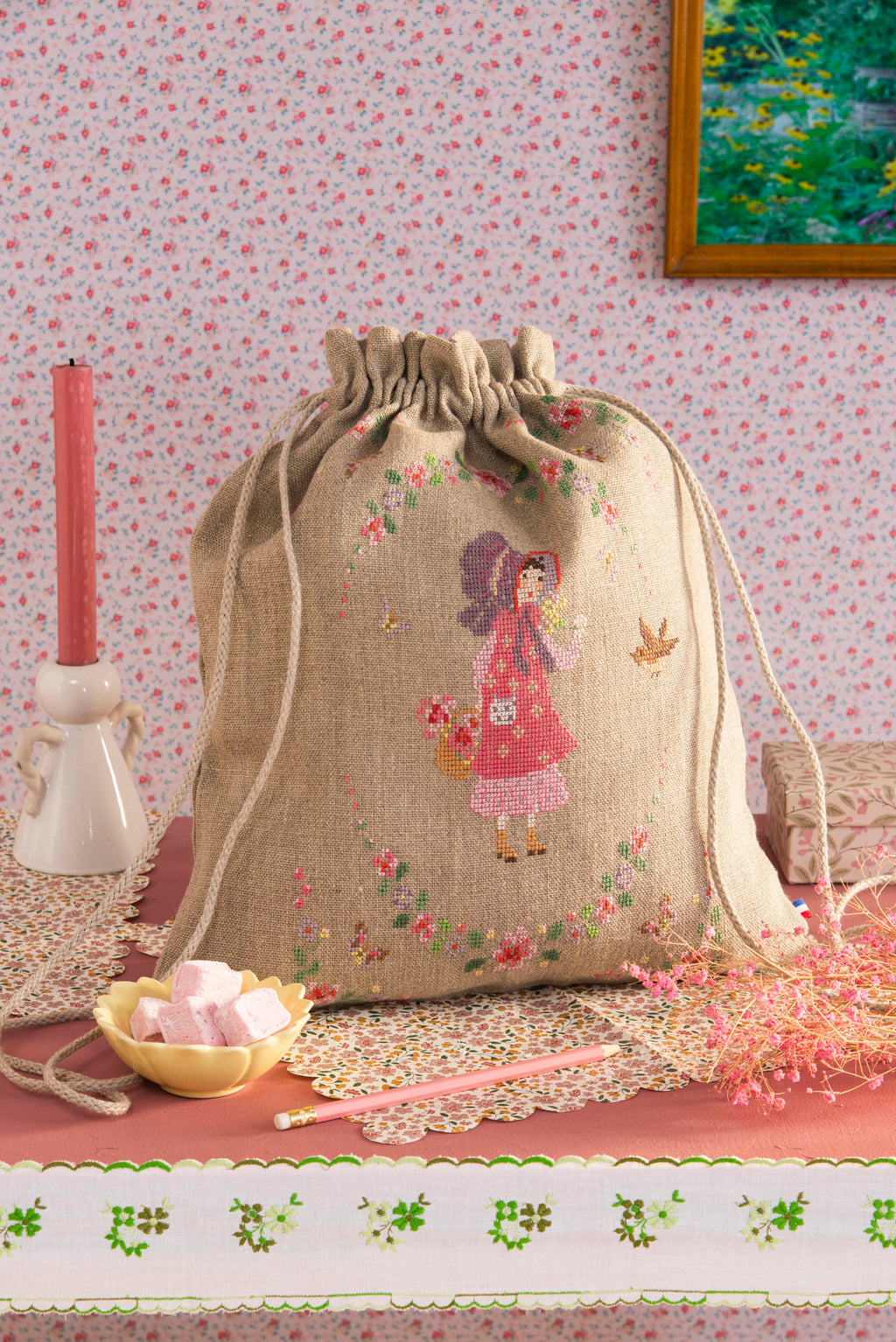 Découvrez Rose, la petite fille au chapeau, un mook de broderie point de croix signé César Editions. Silhouettes délicates, scènes poétiques et grilles intemporelles pour brodeuses.