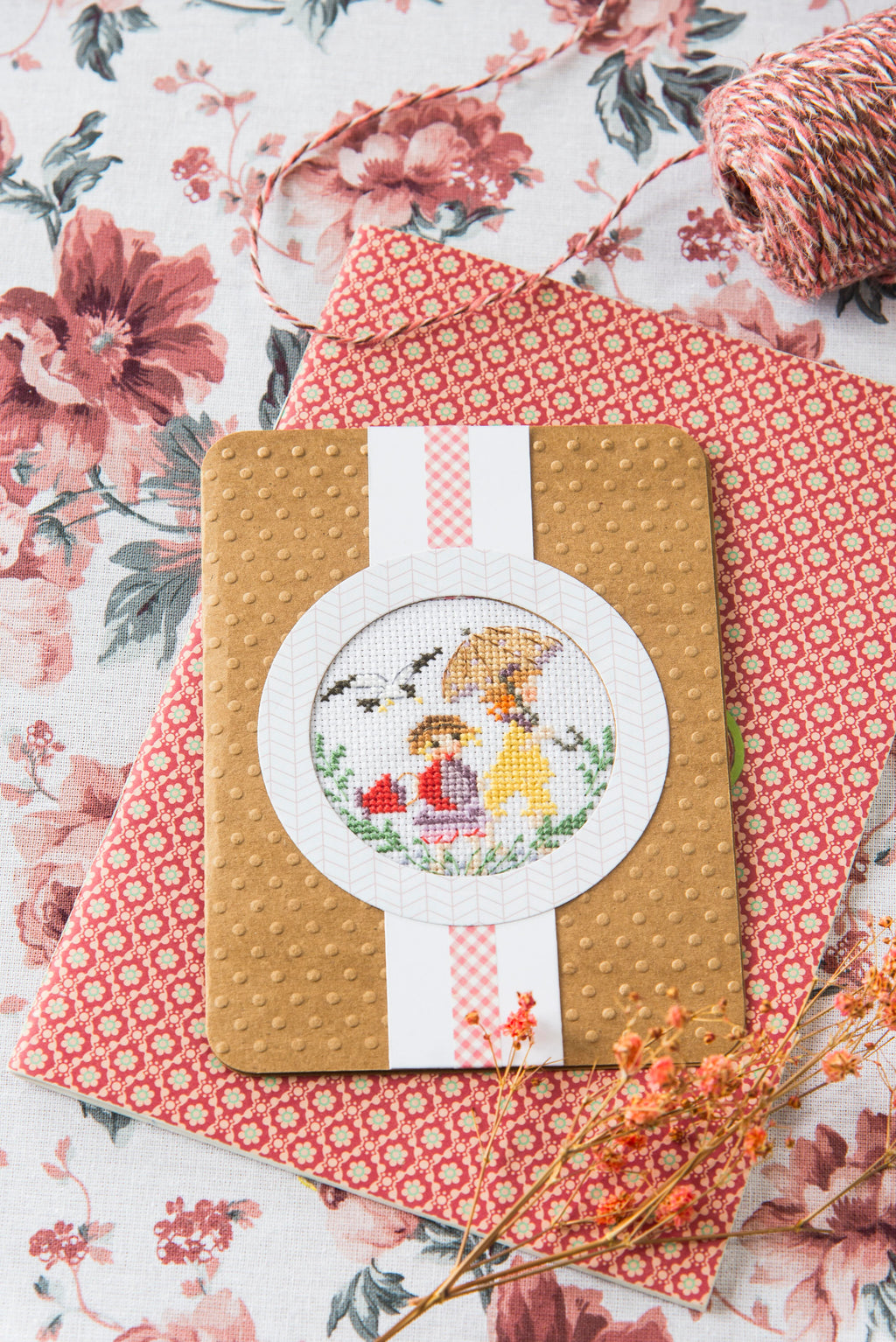 Découvrez Rose, la petite fille au chapeau, un mook de broderie point de croix signé César Editions. Silhouettes délicates, scènes poétiques et grilles intemporelles pour brodeuses.