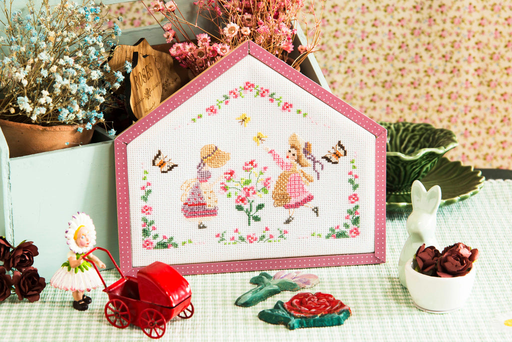 Découvrez Rose, la petite fille au chapeau, un mook de broderie point de croix signé César Editions. Silhouettes délicates, scènes poétiques et grilles intemporelles pour brodeuses.