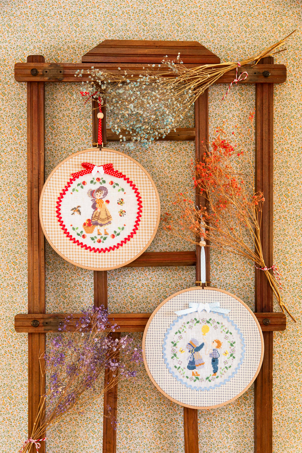 Découvrez Rose, la petite fille au chapeau, un mook de broderie point de croix signé César Editions. Silhouettes délicates, scènes poétiques et grilles intemporelles pour brodeuses.