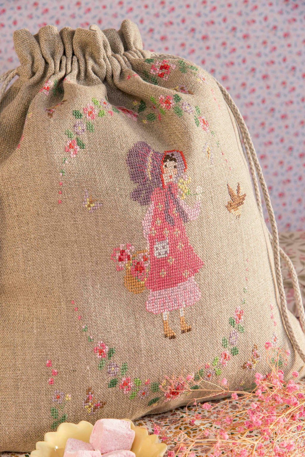 Découvrez Rose, la petite fille au chapeau, un mook de broderie point de croix signé César Editions. Silhouettes délicates, scènes poétiques et grilles intemporelles pour brodeuses.