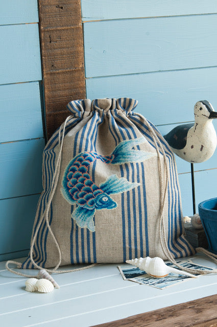 Sac à dos en lin coutil rayé bleu (35x40 cm) à broder au point de croix, fabrication française. Grille dans CPC n°95 (non incluse).