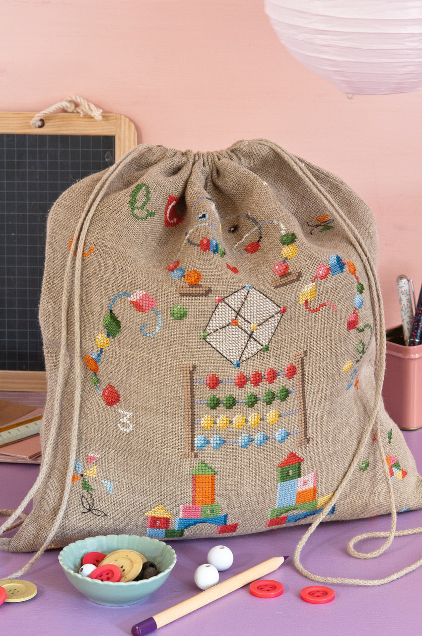 Sac à dos 100% lin lavé naturel, 4,5 pts/cm, 35x40 cm, corde lin, à broder. Fabrication française. Grille dans Création Point de Croix n°96.