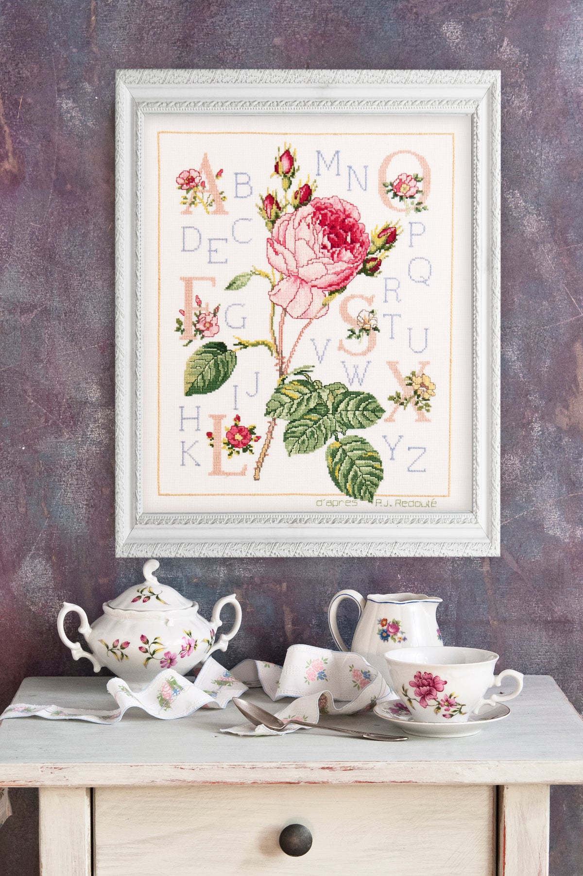 Mook point de croix : 16 grilles florales — abécédaires fleuris, bols, fruits et motifs bucoliques pour décorer votre intérieur.