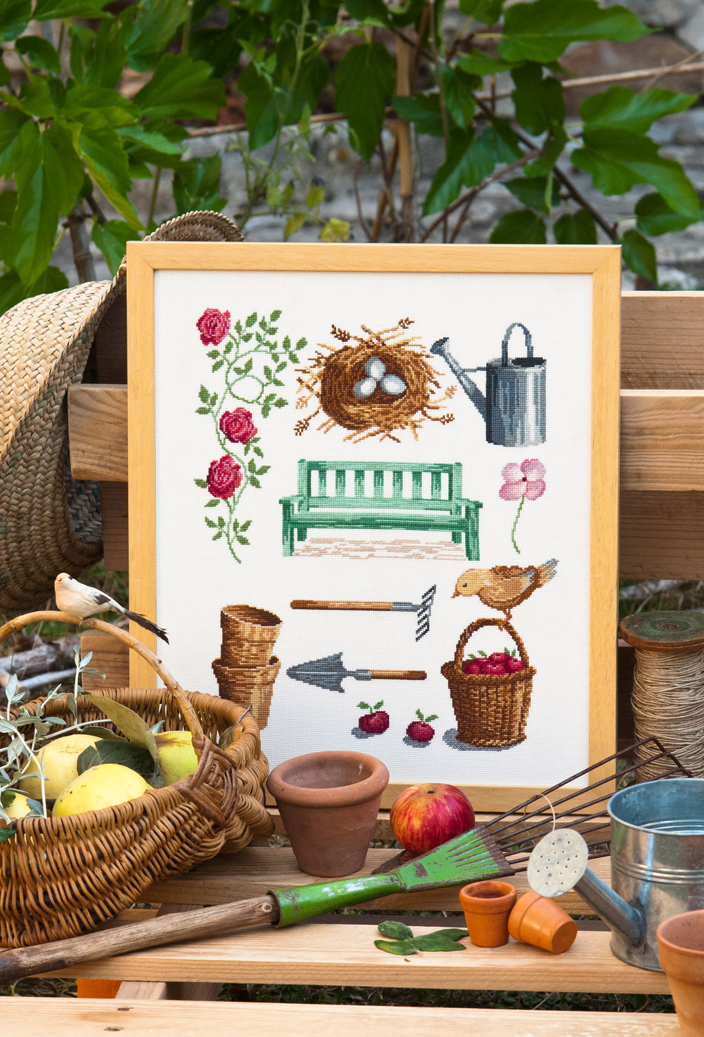 Mook point de croix : 16 grilles florales — abécédaires fleuris, bols, fruits et motifs bucoliques pour décorer votre intérieur.