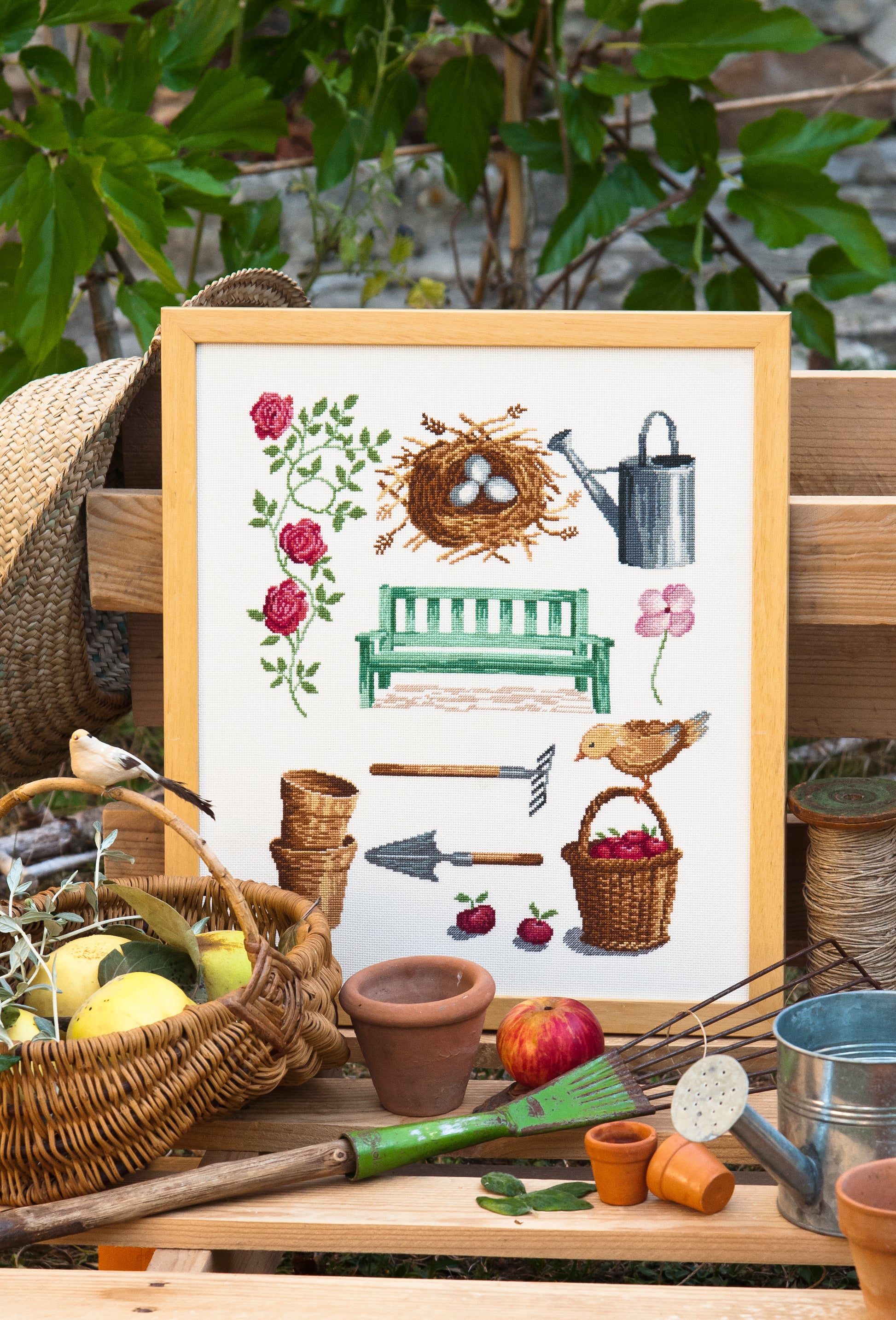 Mook point de croix : 16 grilles florales — abécédaires fleuris, bols, fruits et motifs bucoliques pour décorer votre intérieur.