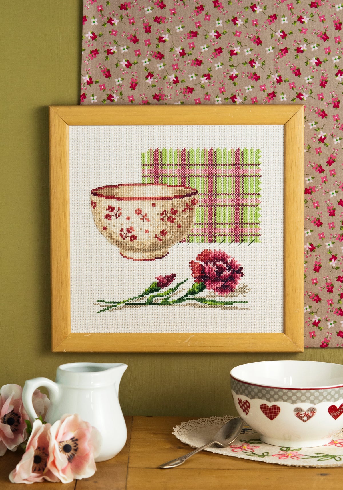 Mook point de croix : 16 grilles florales — abécédaires fleuris, bols, fruits et motifs bucoliques pour décorer votre intérieur.