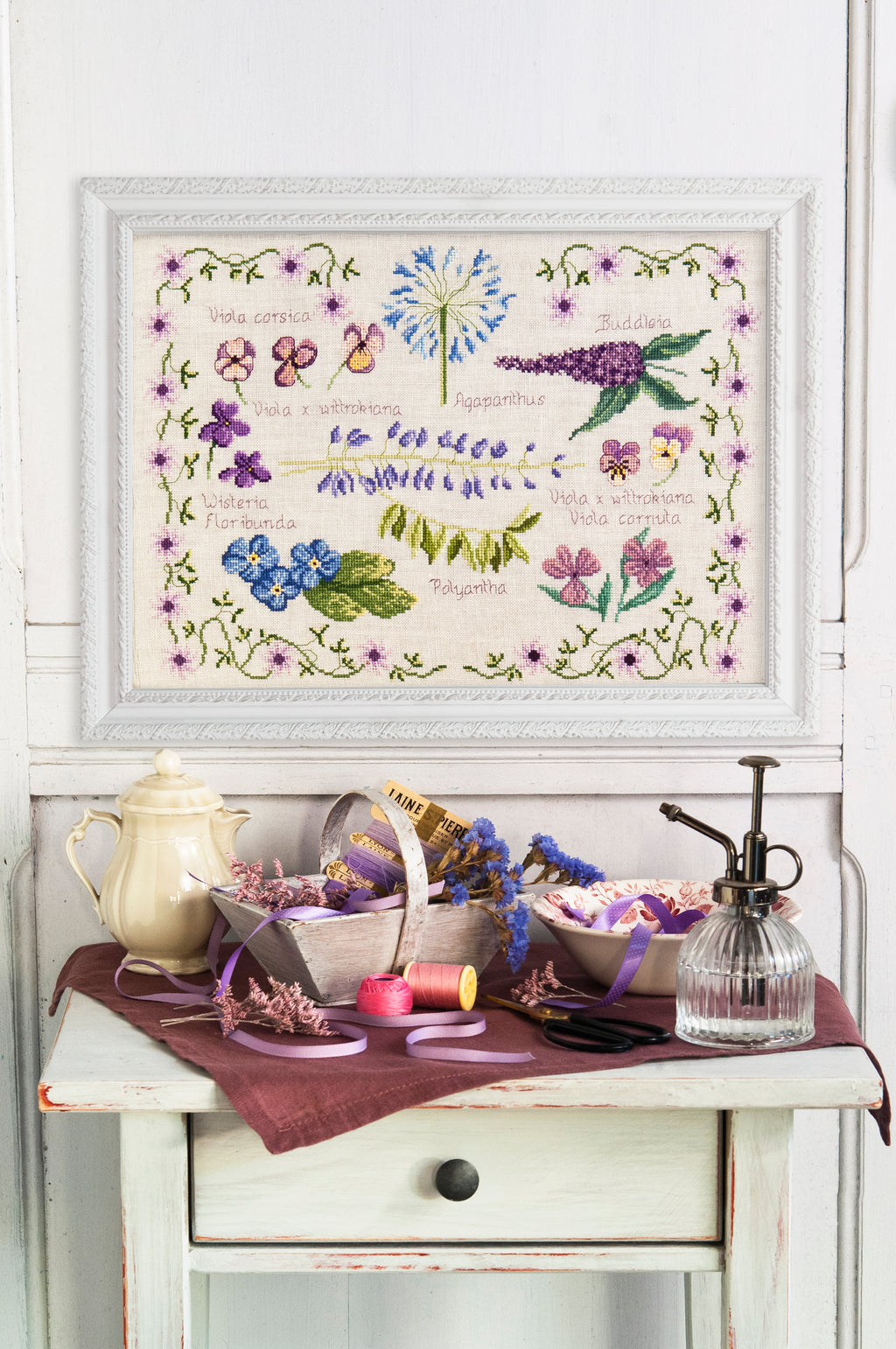 Mook point de croix : 16 grilles florales — abécédaires fleuris, bols, fruits et motifs bucoliques pour décorer votre intérieur.