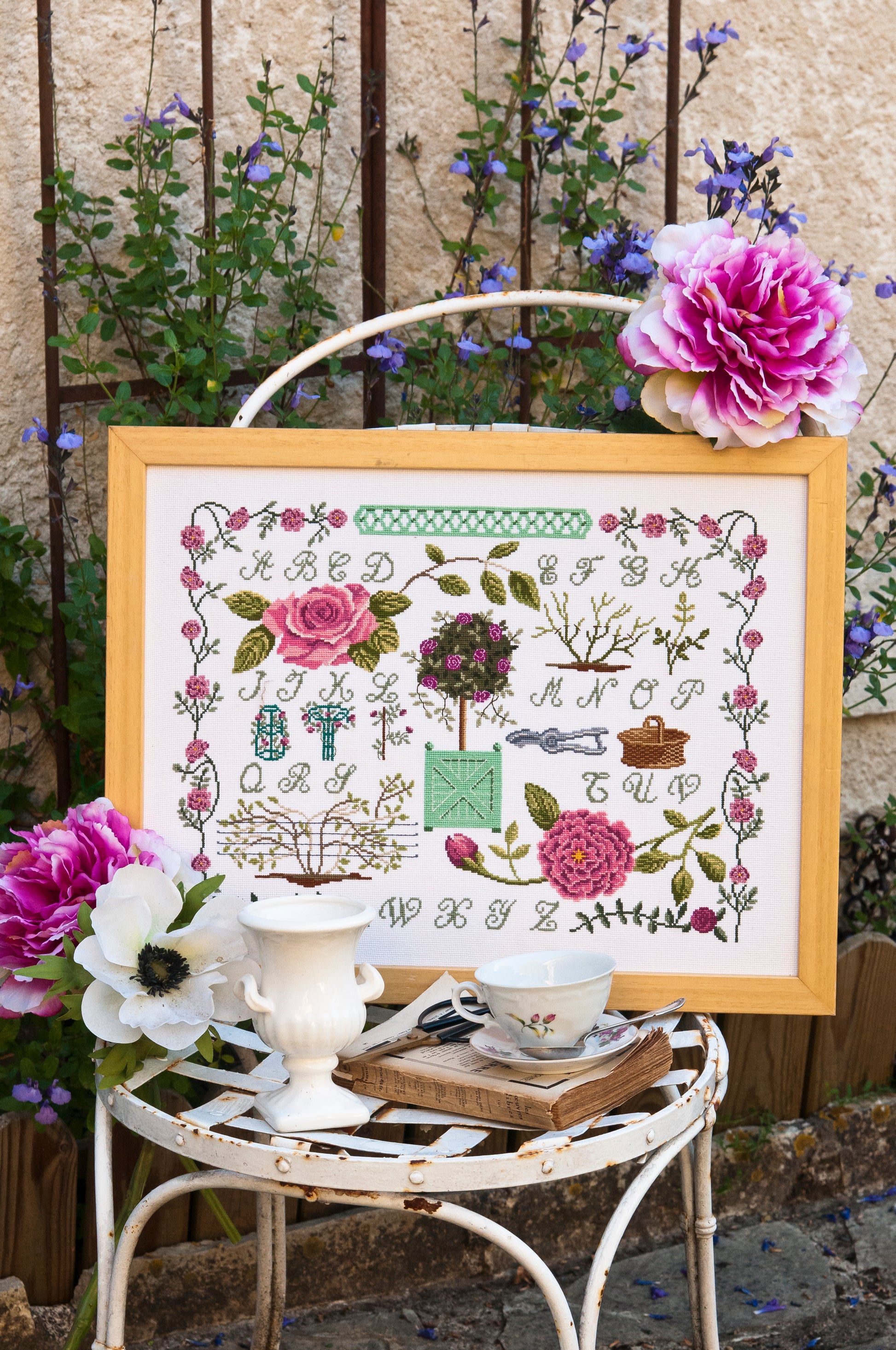Mook point de croix : 16 grilles florales — abécédaires fleuris, bols, fruits et motifs bucoliques pour décorer votre intérieur.