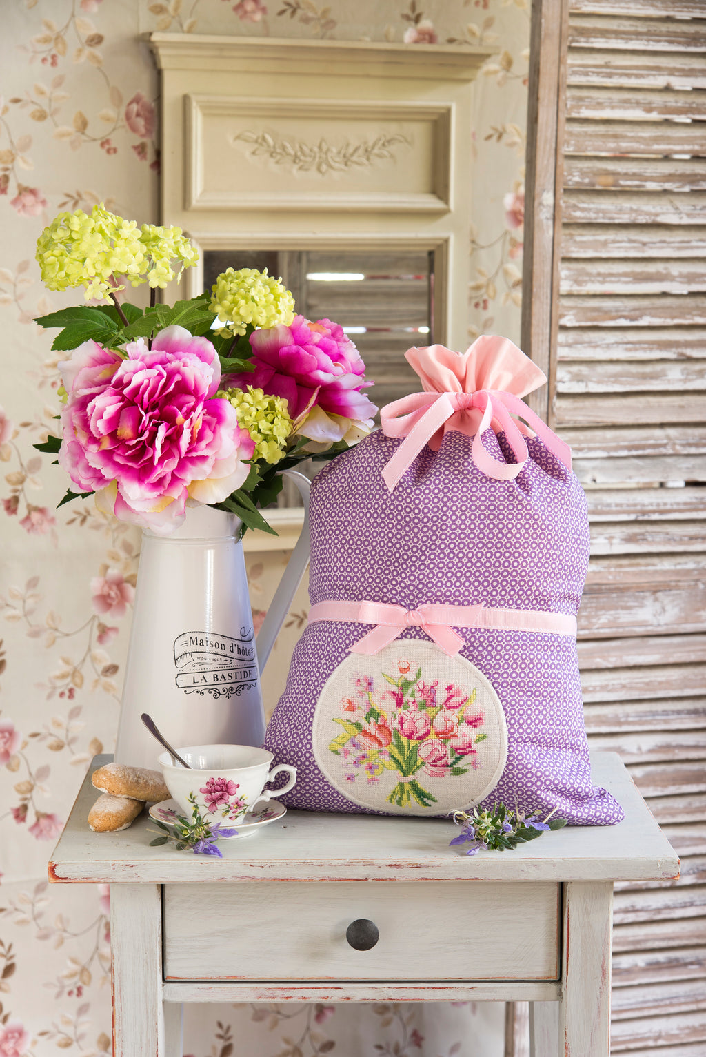 Mook point de croix : 16 grilles florales — abécédaires fleuris, bols, fruits et motifs bucoliques pour décorer votre intérieur.
