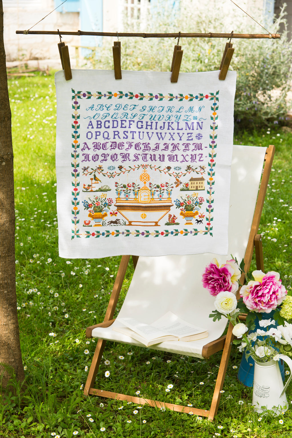 Mook point de croix : 16 grilles florales — abécédaires fleuris, bols, fruits et motifs bucoliques pour décorer votre intérieur.