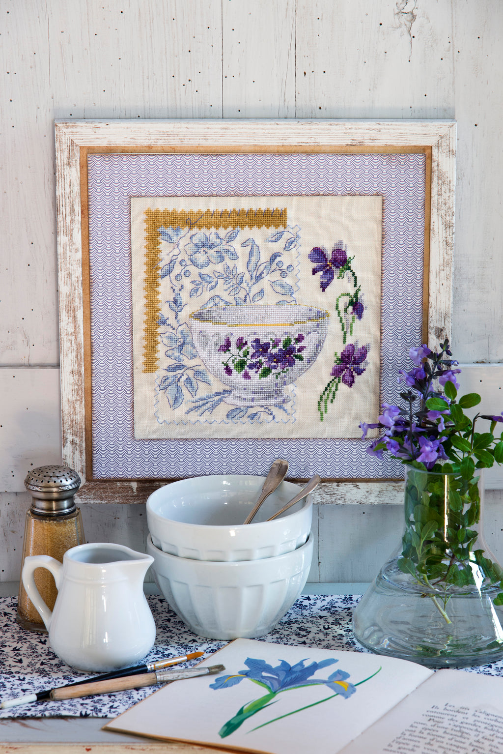 Mook point de croix : 16 grilles florales — abécédaires fleuris, bols, fruits et motifs bucoliques pour décorer votre intérieur.