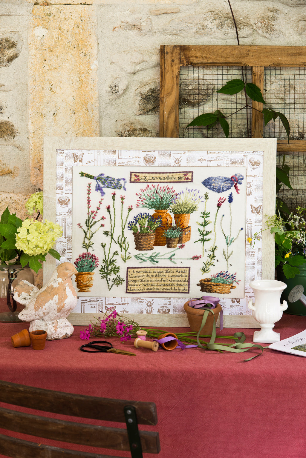 Mook point de croix : 16 grilles florales — abécédaires fleuris, bols, fruits et motifs bucoliques pour décorer votre intérieur.