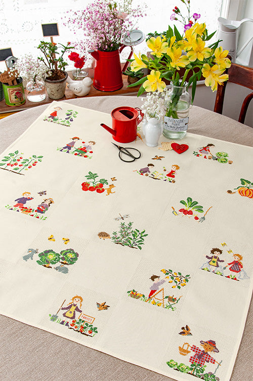 Surnappe damasssée coton beige 80x80 cm, damier Aïda 5,5 pts, à broder au point de croix. Fabrication française. Grille dans Création Point de Croix n°93.