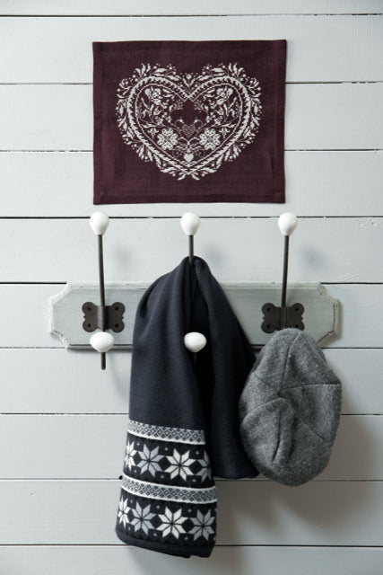 Mook point de croix : 20 créations de Jennifer Lantini autour de l’hiver — nature, maison et Noël — coussins, tableaux et hottes à broder avec douceur.