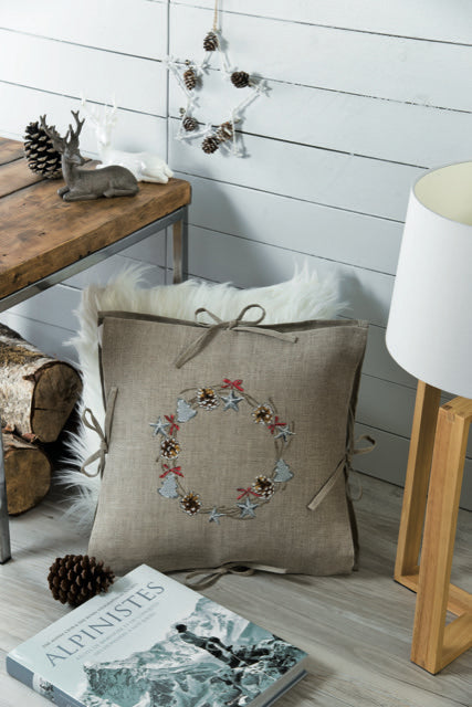 Mook point de croix : 20 créations de Jennifer Lantini autour de l’hiver — nature, maison et Noël — coussins, tableaux et hottes à broder avec douceur.