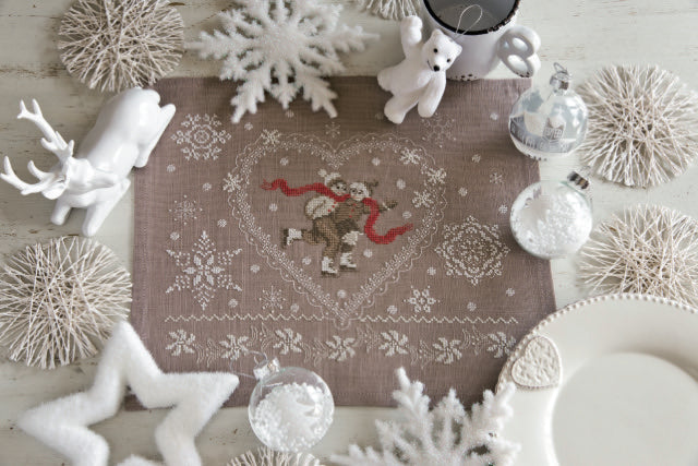 Mook point de croix : 20 créations de Jennifer Lantini autour de l’hiver — nature, maison et Noël — coussins, tableaux et hottes à broder avec douceur.