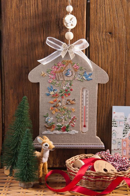 Thermomètre en bois naturel (23,5x16,5 cm) avec toile Aïda pour broderie point de croix. Grille « 4 Saisons » dans Création Point de Croix n°98 (non incluse).