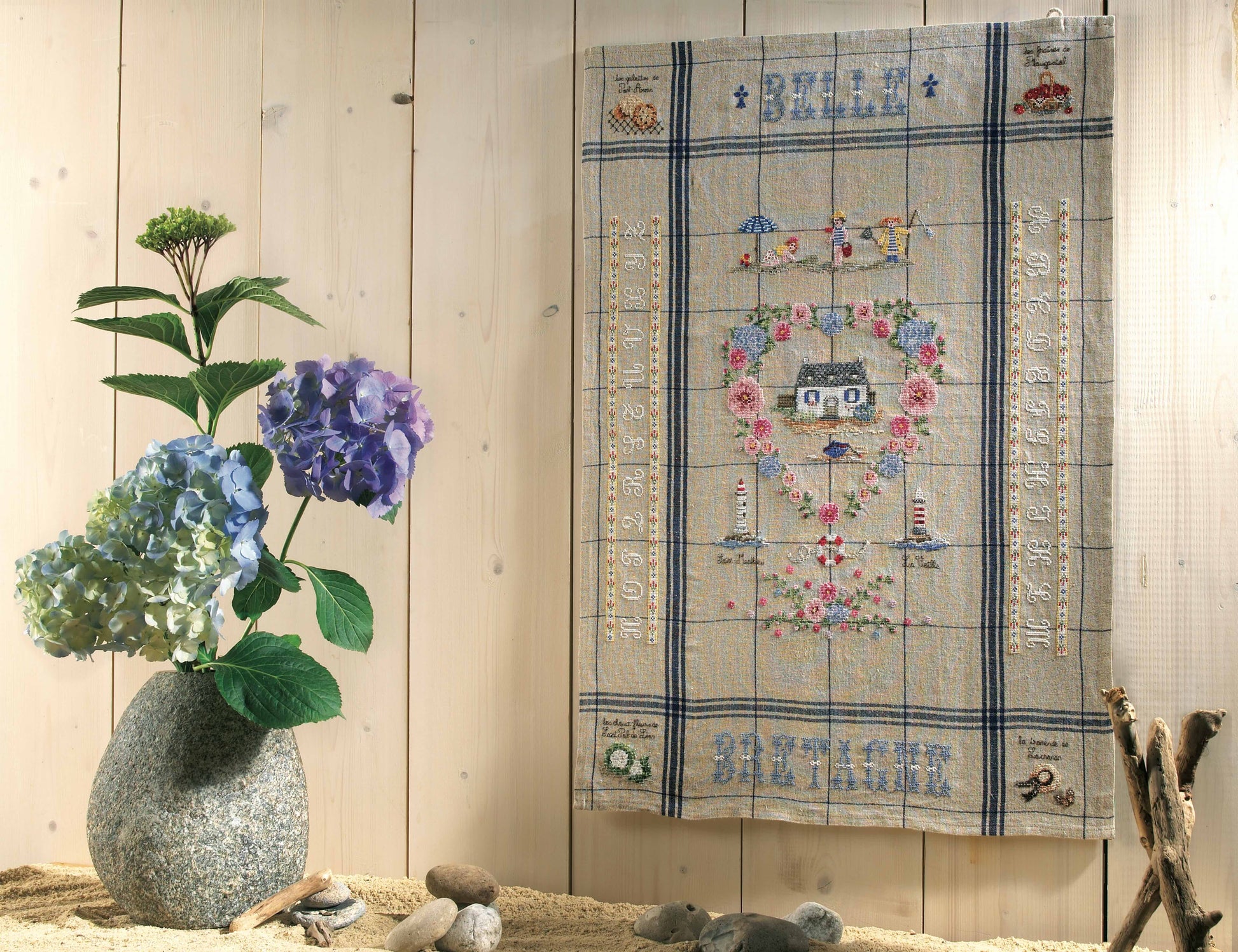 Torchon Bretagne 100 % lin 58x80 cm, liteaux bleus, bride d’accrochage. Fabriqué en France. Grille dans Point de Croix Collector n°8.