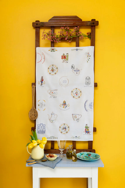 Torchon « Gien » en coton blanc damier Aïda (52x80 cm) à broder au point de croix. Grille dans Création Point de Croix n°117 (non incluse).