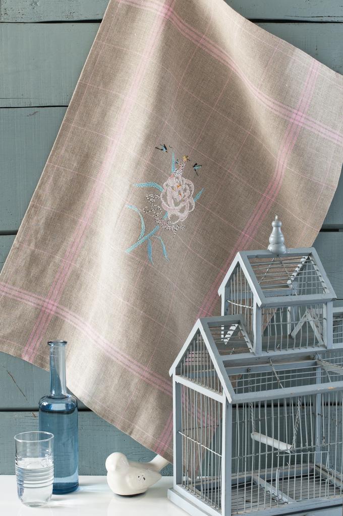 Torchon 100 % lin 12 fils 58x80 cm, liteaux roses, bride d’accrochage en lin. Fabrication française. Grille dans CPC n°64.