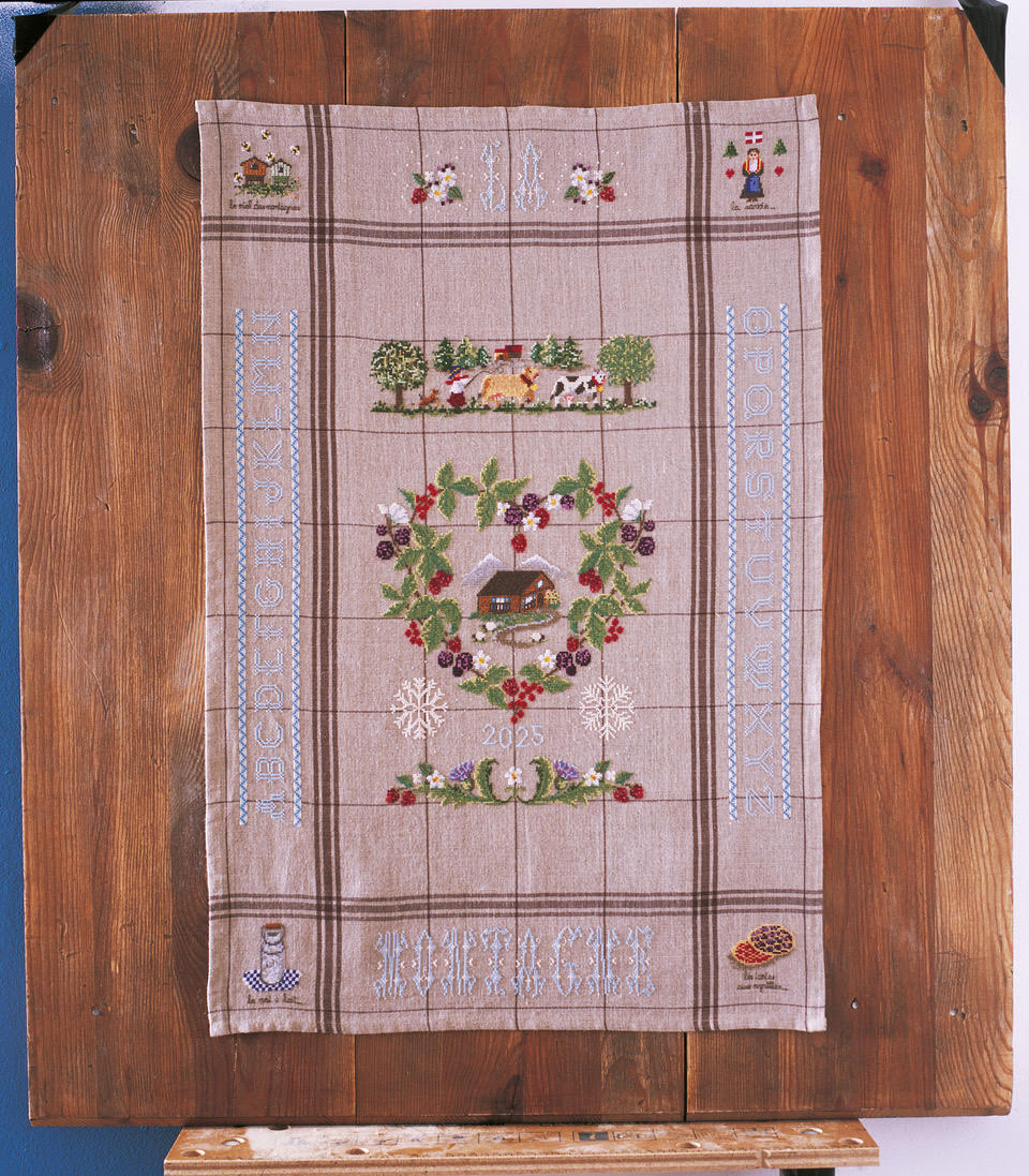 Torchon Montagne 100 % lin 12 fils 58x80 cm, liteaux marrons, bride d’accrochage en lin. Fabrication française. Grille dans Point de Croix Collector n°8.
