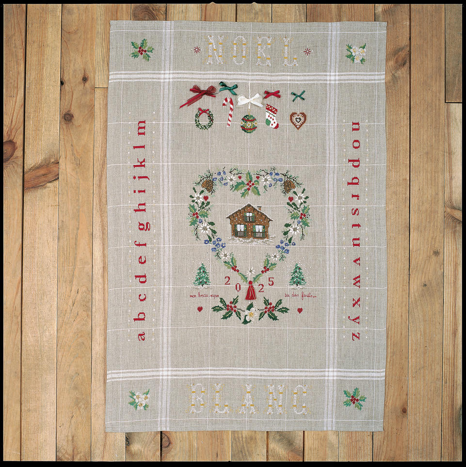 Torchon Noël 100 % lin 58x80 cm, coloris naturel, bride d’accrochage. Fabriqué en France. Grille dans Point de Croix Collector n°8.